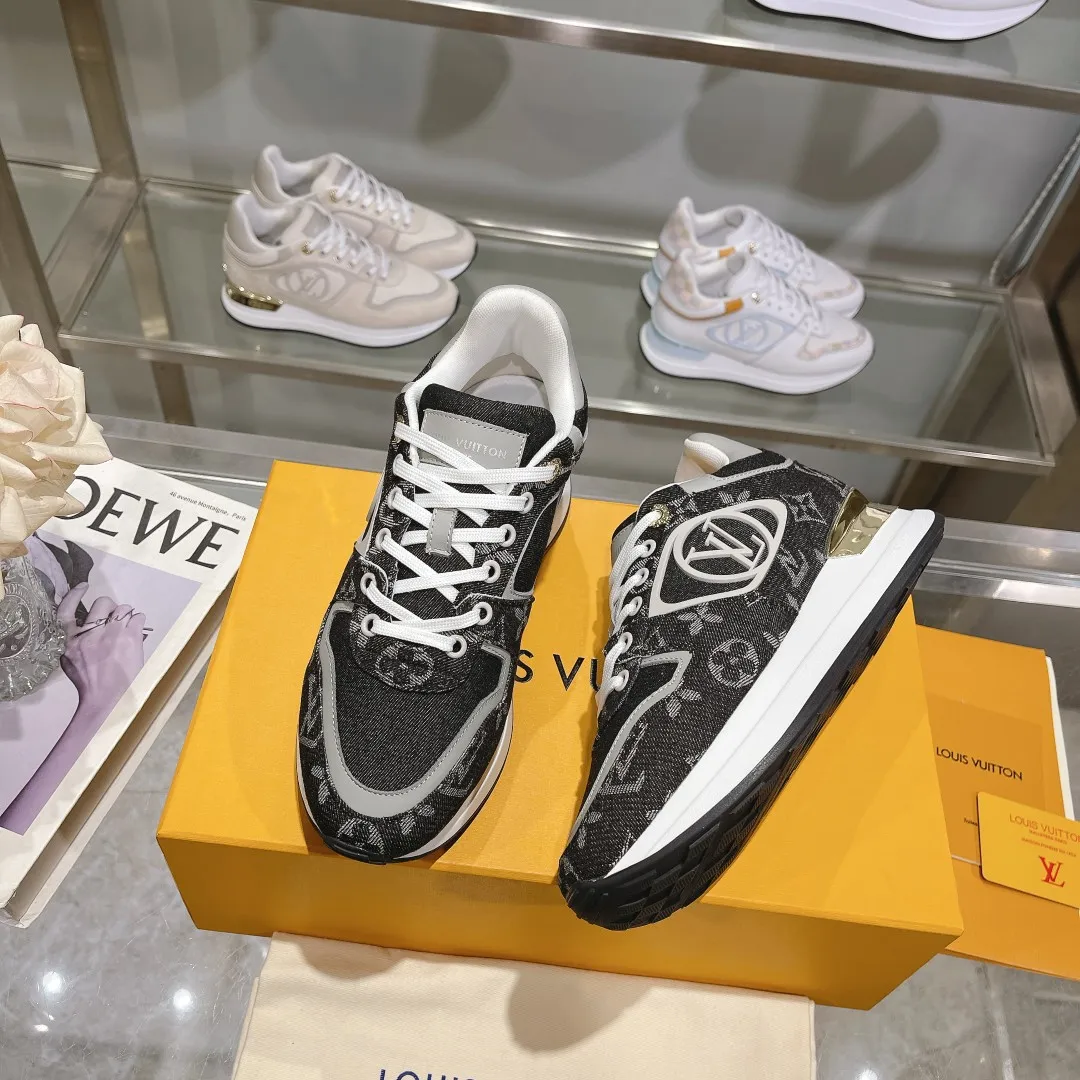 👟👟Ex-factory price 640👟👟 Men's size +10 Louis Vuitton's official website synchronizes the 2024 couple's models, this Neo Run Away sneakers are inspired by running shoes, integrating LV's iconic must-have shoes into the trend. This version is a 1:1 replica of the original version, reinterpreting Damier canvas with cow leather and mesh fabrics, highlighting its simple lines and unique wedge outsole. The main details include the LV initials on the side and the engraved gold heel stabilizer on the back plus a hidden insole. 2cm. Sizes 35-42, 39-46. Full package. High version. New and old customers are welcome to inquire.